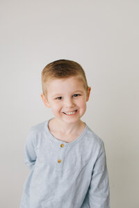 Light and airy family photography session in Boise, Idaho, capturing genuine smiles and heartfelt moments in a beautiful outdoor setting. Serving Meridian, Eagle, Nampa, and the Treasure Valley with timeless maternity, newborn, and milestone photography