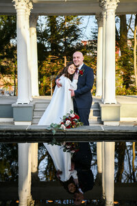 Couple poses in front of lake in Leesburg VA