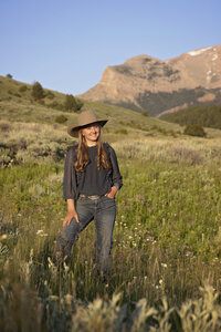 Shanna-Mae-Photography-Montana-Photographer-Highschool-Senior-Western-Girl-Ennis-Bozeman-025