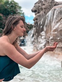 femme-baignade-eau-fontaine-paris