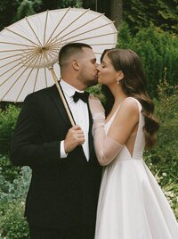 couple kissing, garden wedding