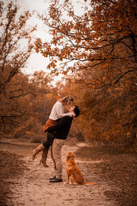 Een koppel fotoshoot met je hond, in prachtige natuur en een ontspannen sfeer