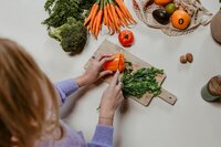 vrouwelijk lichaam met groene sap