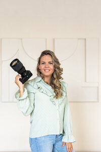 Juliette Laurant lachend met camera in haar hand