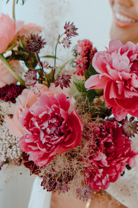 Bloemen bruidsboeket roze pioenen