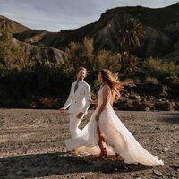 Trouwfotograaf maakt foto van bruidspaar in Malaga. Spanje