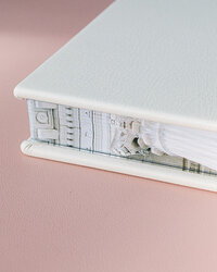 Impression sur la tranche des pages de l'album