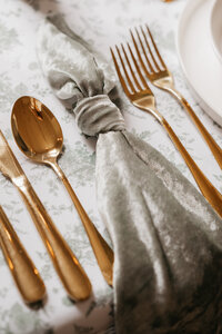 Personal branding photo for le café de l'horloge, showcasing a table setup.
