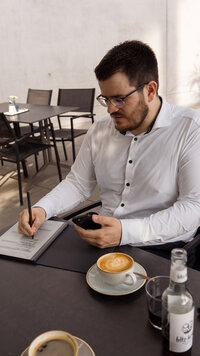 auszug aus business fotoshooting münchen zeigt arbeits setup von businessmann