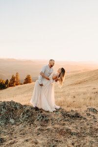 Scenic Couple Dip | Photography by Jocelyn