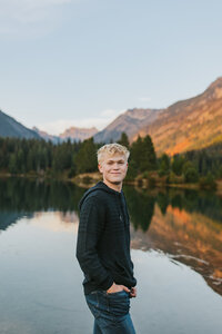 Senior boy with mountain backdrop Tri Cities photographer