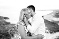 couple-kissing-in-black-and-white-at-engagement-shoot-in-kent-by-leslie-choucard-photography