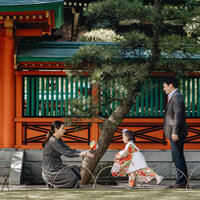 a moment of play with a ball at a shrine during a visit of Shichigosan