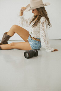 South Carolina wedding photographer Madison Paige captures the pure, intertwined connection between couples through timeless, storytelling imagery.