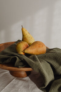 kaboompics_still-life-with-pears-28311