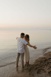 Romantic couples photos taken by Ontario-based photographer Sarah Todd, capturing love in a scenic outdoor setting