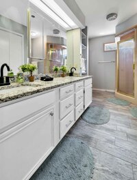 Dual sinks in the master bathroom of this Sleeper sofa for two with Smart TV in this 3-bedroom, 2.5 bathroom lake house with incredible view of Lake Belton located at Morgan's Point, near Rogers Park and Temple Lake Park.