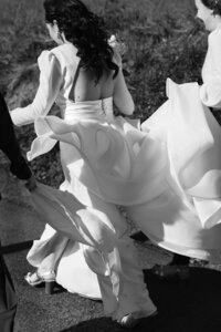 Détail éditorial de la robe Pronovia de la mariée lors d'un mariage à Théizée dans le Beaujolais