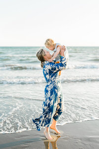 mum-and-daughter-playing-on-beach