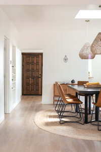 Joshua tree dining room with tan leather chairs
