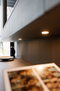 Handgemaakte inbouwkasten op maat, ontworpen voor maximale opbergruimte en esthetiek. Een combinatie van functionaliteit en design voor jouw interieur.
