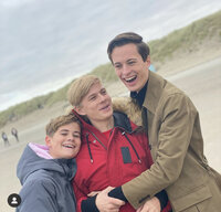 Jaqueline haar drie jongens op het strand