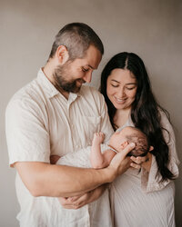 Newbornshoot bij jullie thuis door Leukfotografie 