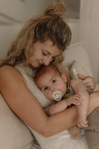 newborn fotograaf - zwangerschapsfotografie - videograaf - Sint-Niklaas - Pictures by Jess - mama en baby shoot