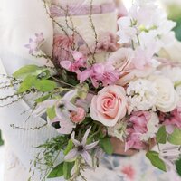 Close-up of an elegant bouquet designed to complement a Seijinshiki furisode kimono for a coming-of-age celebration in Los Angeles | 成人式 振袖に合わせたブーケのクローズアップ ロサンゼルスで着物レンタル
