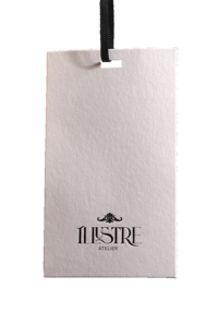 Maquette créée par Fenicia Studio pour l'identité visuelle de la maison de couture Illustre Atelier, spécialisée dans la réalisation de costumes et de vêtements sur mesure pour le théâtre, le cinéma, les arts vivants et les festivités d’exception. Il représente une étiquette aux couleurs de la maison.