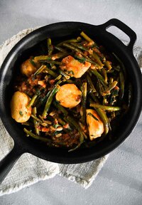 greek green beans with tomato sauce and potatoes