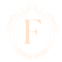 Logo symbole avec rideaux beige de Fenicia Studio, graphiste spécialisée dans la création d'identités visuelles et supports de communication pour le secteur culturel.