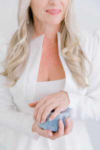 light and airy wedding pictures, bride holding bouhquet, bridal bouquet, wedding pictures wedding photographer Chicago