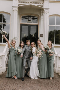 Gezellige groep foto's samen met hun trouw gasten