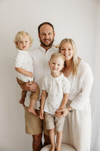 Nardine and her family  posing for a family portrait with michelle kelly photography in auckland