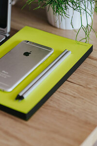 kaboompics_apple-iphone-and-pencils-on-a-yellow-notebook-3371