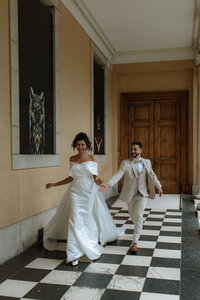 Photographe mariage Grenoble, séance couple au jardin des plantes de Grenoble, le couple de jeune mariés se court après sous les arcades