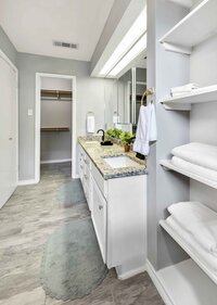 Dual sinks in the master bathroom of this Sleeper sofa for two with Smart TV in this 3-bedroom, 2.5 bathroom lake house with incredible view of Lake Belton located at Morgan's Point, near Rogers Park and Temple Lake Park.