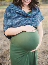 Mom holds belly during her maternity photo shoot in Murfreesboro, TN.