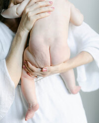 e best asheville newborn photography with naked baby