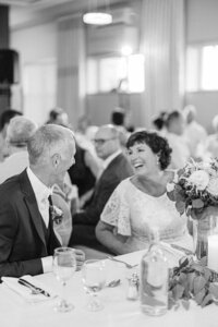 Un couple de nouveaux mariés ont du plaisir lors de leur réception de mariage.