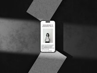 Smartphone placed on a geometric dark background displaying a minimalist coaching website with bold headline “YOUR MINDSET IS YOUR EDGE. USE IT.” and a photo of a woman holding a mug.