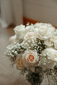 wedding flowers, white wedding flowers, white roses wedding, babys breath wedding, bride and groom, mankato minnesota weddingm southern mn barn wedding, the barn at ballard creek, country wedding minnesota, cows at wedding, wedding venue with cows