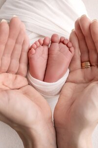 mains-maman-et-pieds-bebe