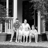 Zussen poseren samen tijdens een warme en spontane fotoshoot in de studio van Studio 2Shoot in Eijsden.