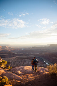 couple kissing at dead horse point