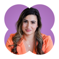 Yudielis Sánchez en fondo morado y blazer naranja.