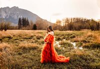 Stand out with this striking maternity shoot in the lush fields of the PNW, where Everest Portraits captures the vibrant journey of pregnancy against the dramatic backdrop of mountainous landscapes.