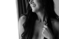 Black and white boudoir photo session.