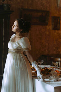 Maquette créée par Fenicia Studio pour l'identité visuelle de la maison de couture Illustre Atelier, spécialisée dans la réalisation de costumes et de vêtements sur mesure pour le théâtre, le cinéma, les arts vivants et les festivités d’exception. Il représente une modèle posant devant l'objectif.